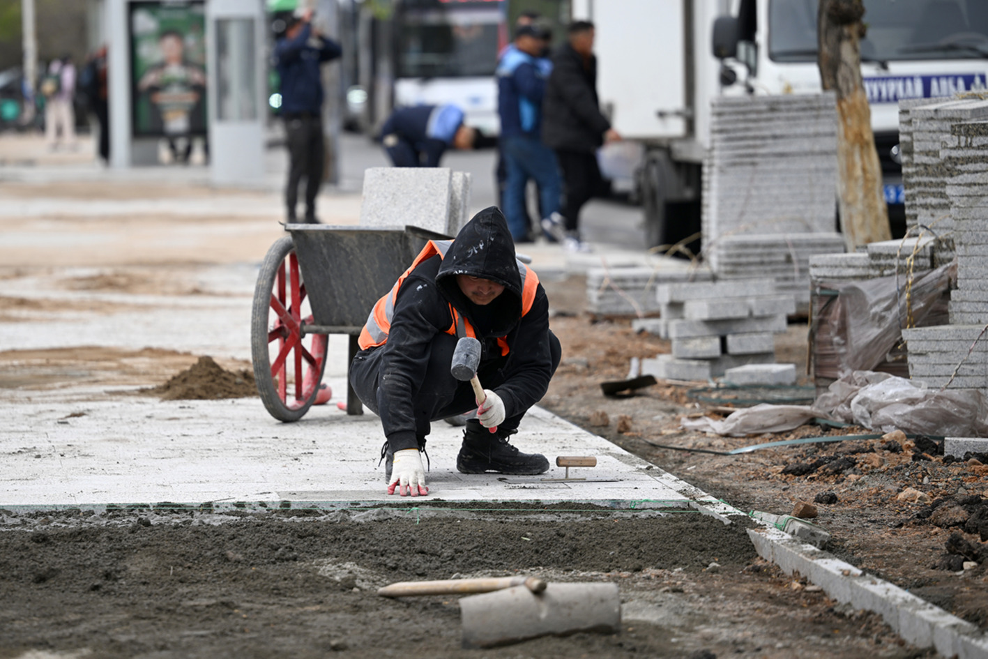 Өнөөдрийн байдлаар таван байршилд явган хүний зам шинэчлэх ажил үргэлжилж байна